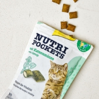 عکس اسنک تشویقی بالشتی مغزدار GimCat مدل Nutri Pockets تهیه شده از کت نیپ مخصوص گربه - 60 گرم